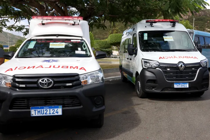 Durante visita do governador, foram entregues ambulâncias e raio-x móvel