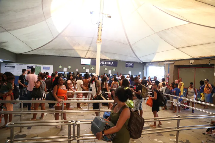 Movimento de pedestres no ferry boat