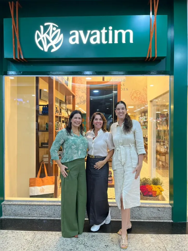 Márcia Miranda recebe Thaís Leal e Luciana Coelho na inauguração da nova loja da Avatim no Itaigara