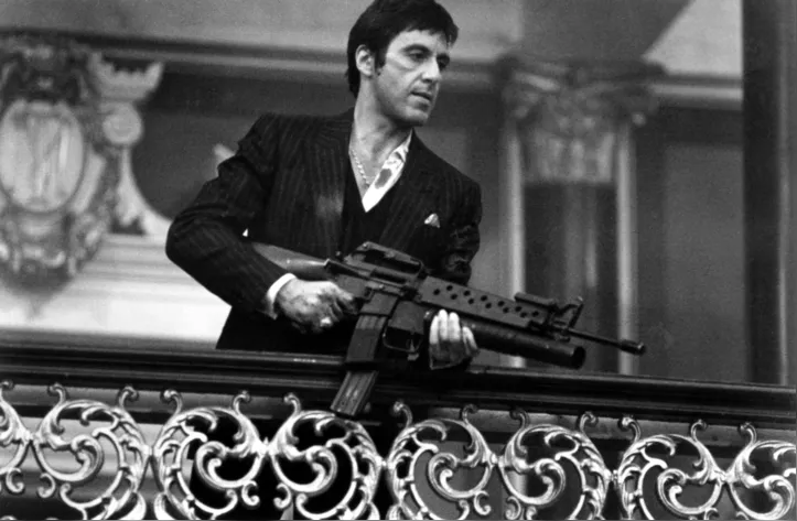 Cena de Scarface, produção que chega em maio na Netflix