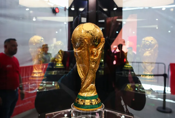 O troféu oficial da Copa do Mundo é exibido durante sua apresentação na Turnê do Troféu da Copa do Mundo da FIFA 2026, no Estádio BBVA, em Guadalupe, Nuevo León, México