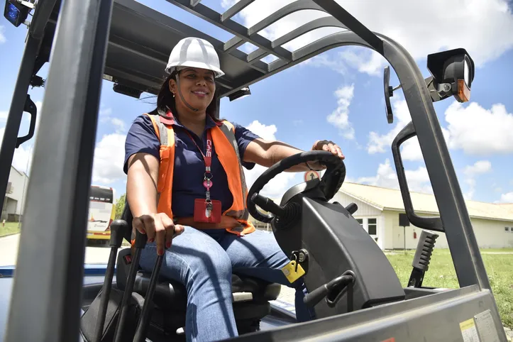 Érica é única mulher entre 14 homens no setor de operadores de empilhadeira
