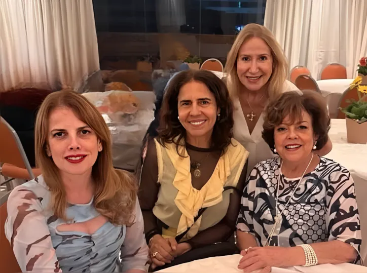 A festejada com a filha Fernanda Freitas, Laura Tanuri e Sylvia Najar Duro
