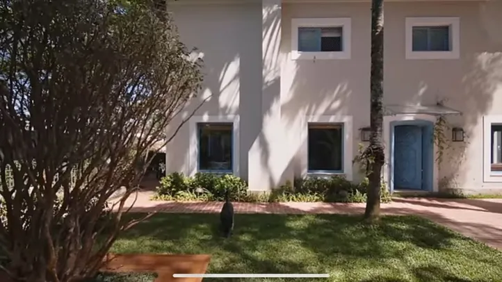 Imagem ilustrativa da imagem Galã da Globo rejeita estética e adota conceito de 'casa viva'; entenda