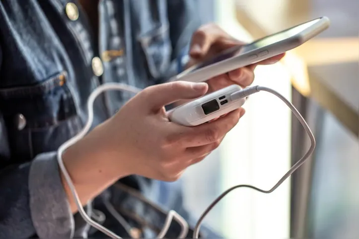 As medidas alteram os procedimentos de segurança e estabelecem limites para o embarque de power banks
