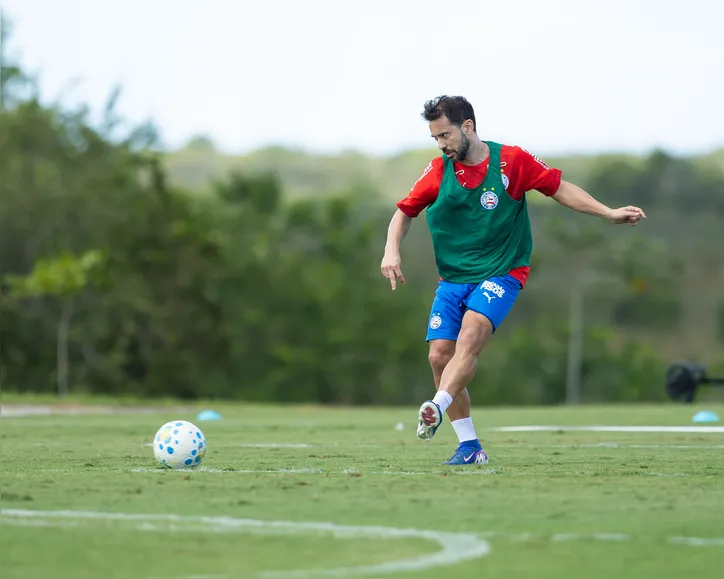 Everton Ribeiro durante treino da Cidade Tricolor