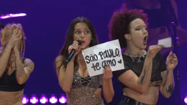 Olivia Rodrigo segura declaração de amor a São Paulo no Lollapalooza 2025
