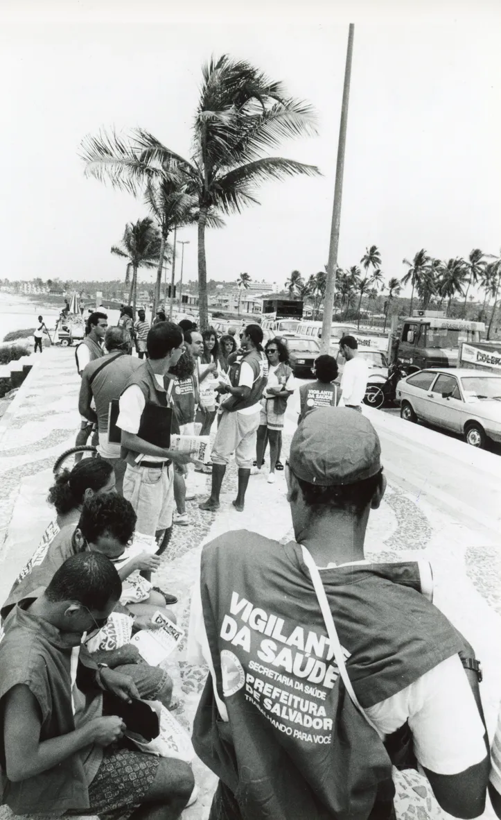Agentes de saúde fazem campanha contra a cólera na Orla de Salvador no surto dos anos 1990
