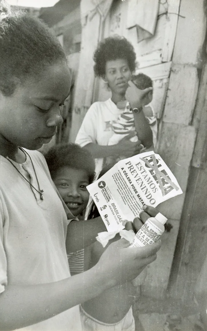 Campanha anti-cólera com distribuição de hipoclorito de sódio nos anos 1990