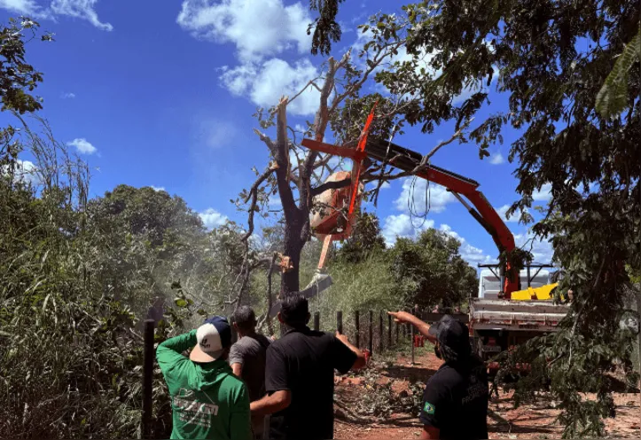 Imagem ilustrativa da imagem Helicóptero da dupla Henrique e Juliano sofre queda em fazenda
