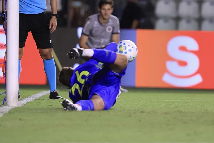 Thiago Couto defendendo pênalti pelo Sport