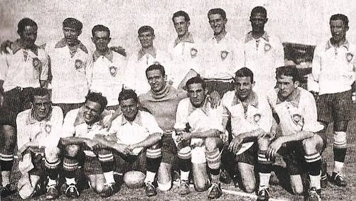 Brasil, 1930 Em pé: Brilhante, Fernando, Hermógenes, Nilo, Carvalho Leite, Itália, Fausto e Santana; ajoelhados: Teóphilo, Benevenuto, Benedito, Velloso, Doca, Russinho e Preguinho.