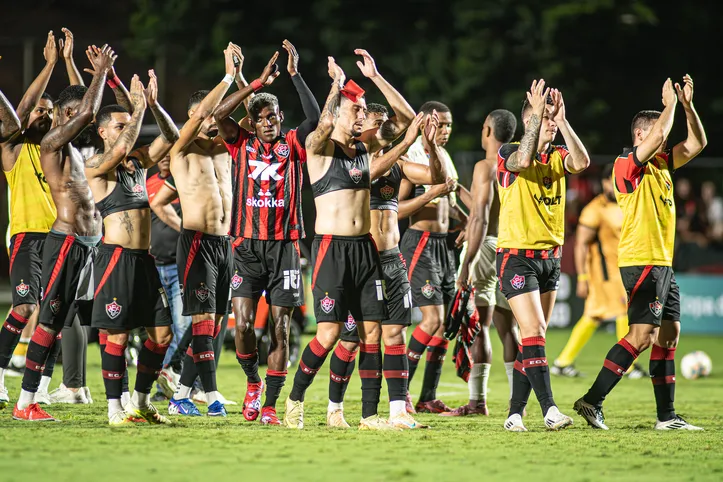 Jogadores do Vitória comemoram classificação com a torcida