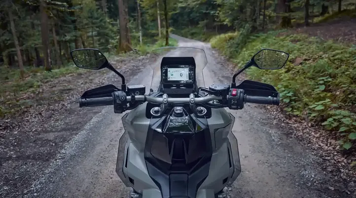 Imagem ilustrativa da imagem Honda lança X-ADV 2026: o SUV de duas rodas que une conforto e trilha