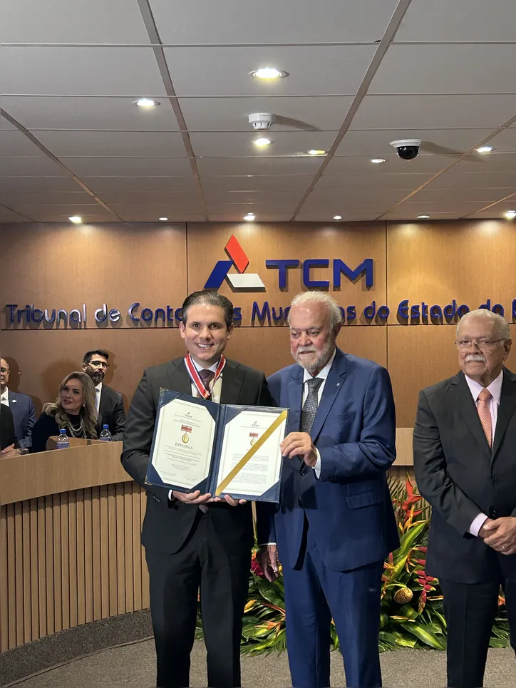Hugo Motta e César Borges durante homenagem no TCM
