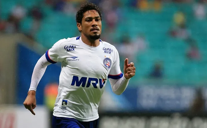 Hernane Brocador com a camisa do Bahia