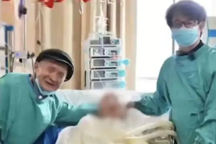 Chen e seu filho posam para uma foto com Xue no hospital