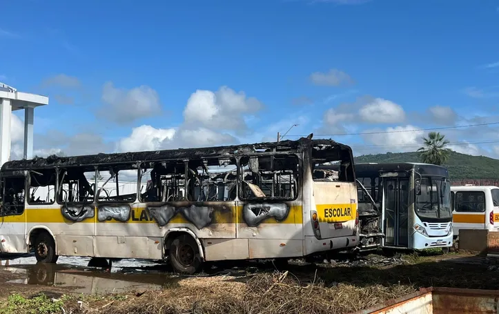 Veículos ficaram destruídos