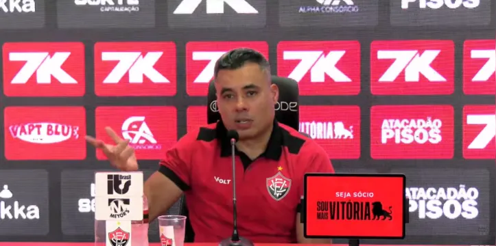 Jair Ventura durante coletiva