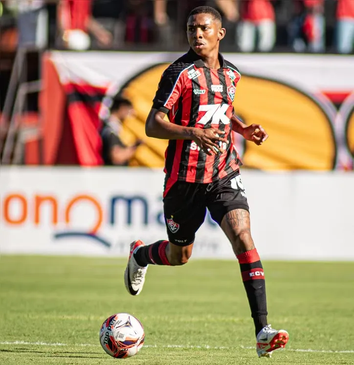 Edenilson em campo pelo Vitória