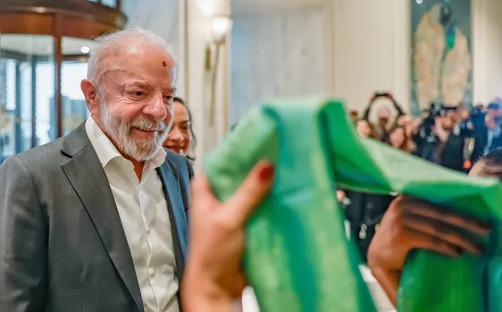 Presidente Lula é recepcionado ao chegar em Nova Délhi, na Índia