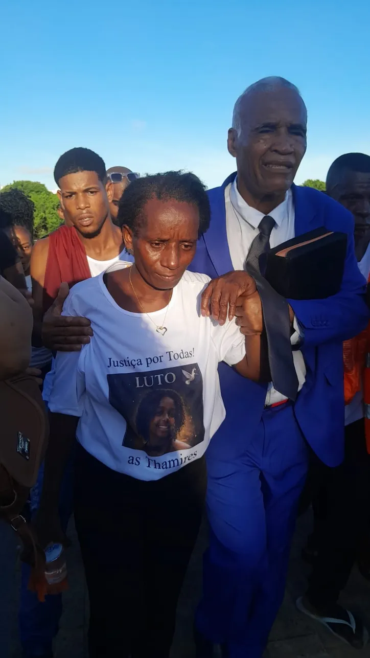 Dona Ana precisou ser amparada