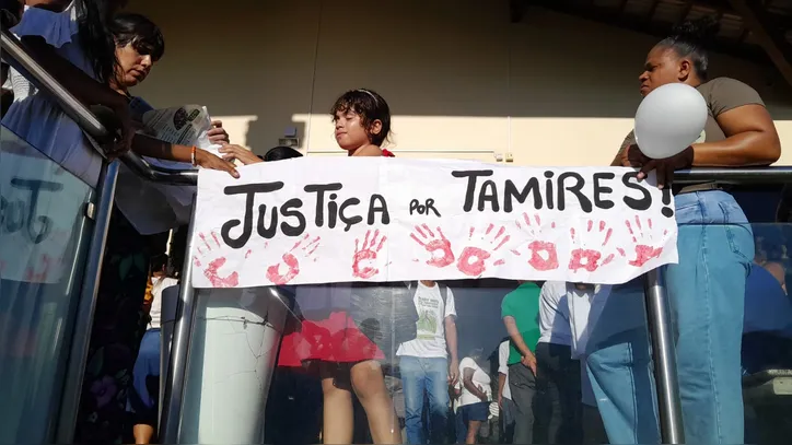 Imagem ilustrativa da imagem Justiça por Thamires: multidão, protesto e cortejo marcam sepultamento em Salvador