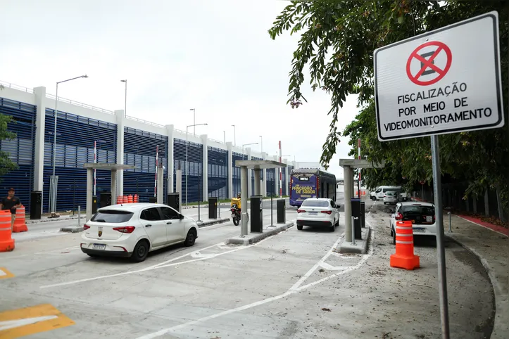 Kiss e Fly: cobrança de R$ 18 no Aeroporto de Salvador é cercada de ilegalidades. Órgãos técnicos temem caos no trânsito e apontam falta de amparo legal para instalação de cancelas no embarque e desembarque. Foto: Raphael Muller / Ag. A TARDE Data: 03/03/2026