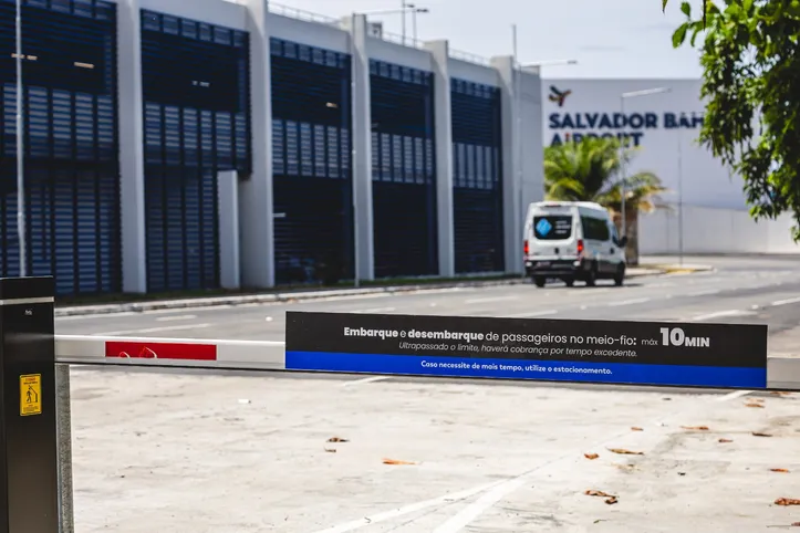 Parlamentar afirma que medida cria barreiras financeiras para quem utiliza o aeroporto