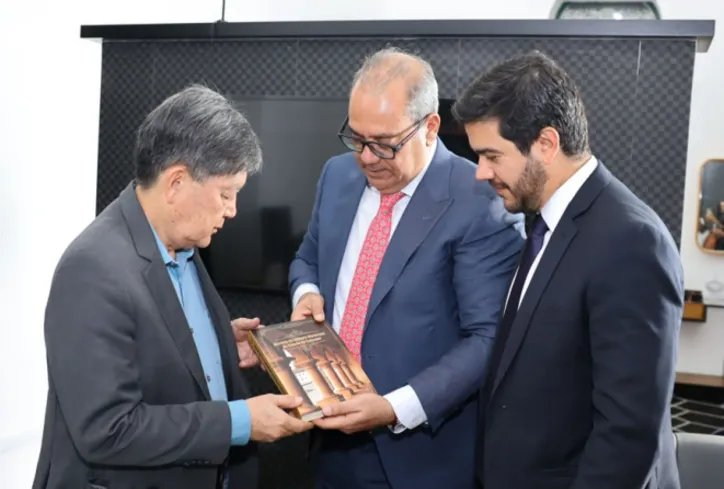 Vereadores Carlos Muniz e Daniel Alves, do PSDB, ao lado do cônsul do Japão