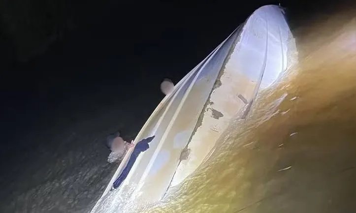 Algumas pessoas ficaram submersas presas à lancha