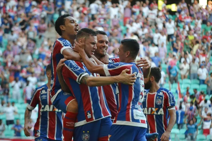 Tiago, Edigar Junio, Juninho Valoura e Lucas Fonseca comemorando gol pelo Bahia contra o Athletico