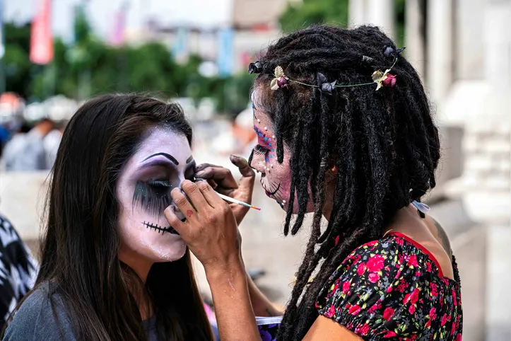 Imagem ilustrativa da imagem Livro desvenda a beleza e o luto do 'Día de los Muertos' em imagens
