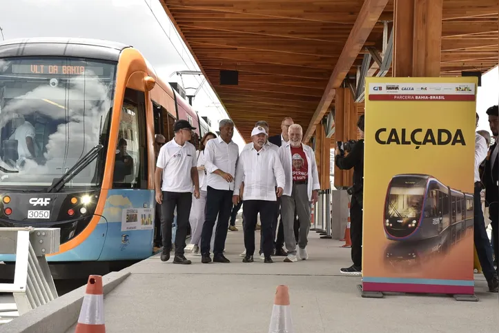 Imagem ilustrativa da imagem Lula e Jerônimo vistoriam obras do VLT de Salvador e autorizam expansão do modal