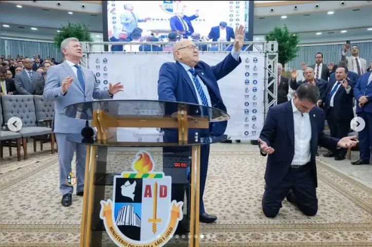 Flávio Bolsonaro em encontro com lideranças da Assembleia de Deus