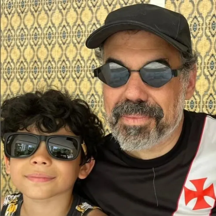 Vinicius Antunes ao lado do filho Francisco