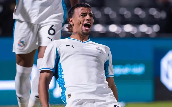 Lucho Rodriguez comemorando como jogador do Neom FC