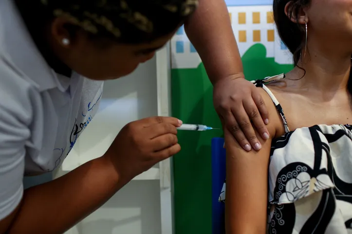 Jovem sendo vacinada em Salvador