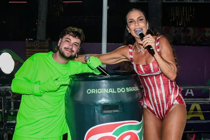Ivete para o trio e recebe "sobrinho" no meio da folia