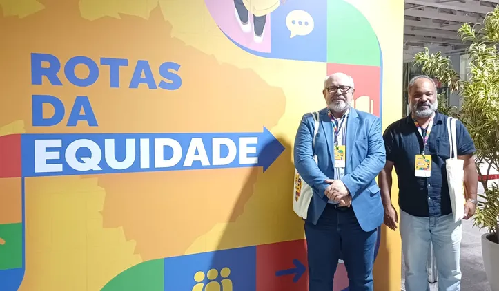 Edgard Larry ao lado do coordenador pedagógico da rede municipal, Ronilson Ferreira