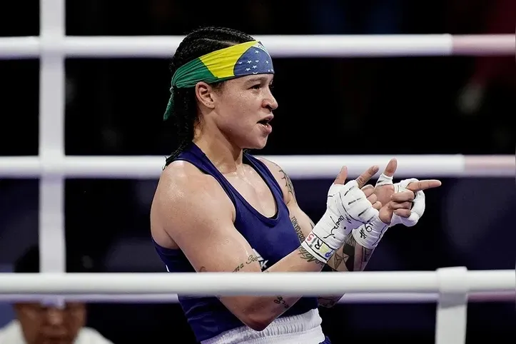 Bia Ferreira lutando boxe