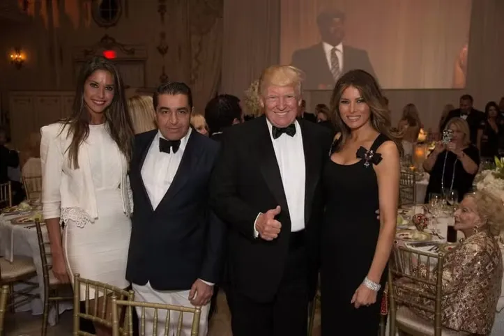 A brasileira Amanda Ungaro, ex-mulher de Paolo Zampolli. Com eles, aparecem Donald Trump, presidente dos EUA, e a primeira-dama Melania Trump