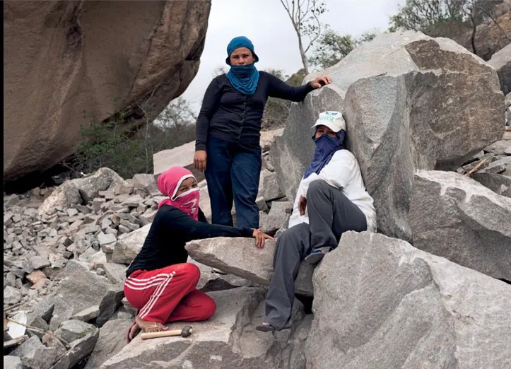 Imagem ilustrativa da imagem Menos de 20 centavos por pedra: a vida das mulheres que quebram rochas na Chapada