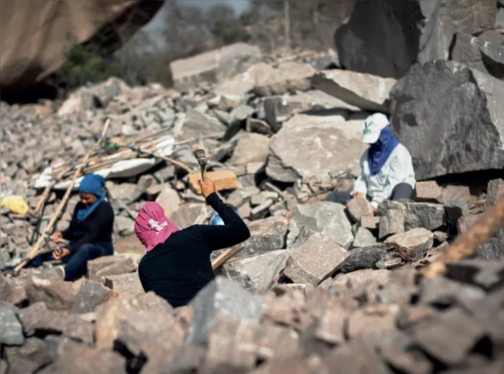 Imagem ilustrativa da imagem Menos de 20 centavos por pedra: a vida das mulheres que quebram rochas na Chapada