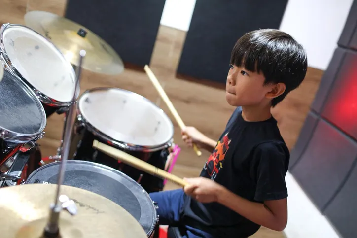 Kazu Okada, de 9 anos, faz aulas de bateria na Badermann Academia de Música