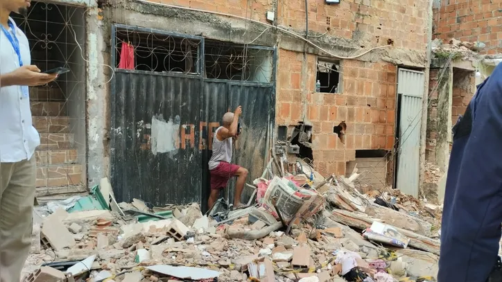 Fernando José, morador da localidade há 65 anos, na porta de sua casa
