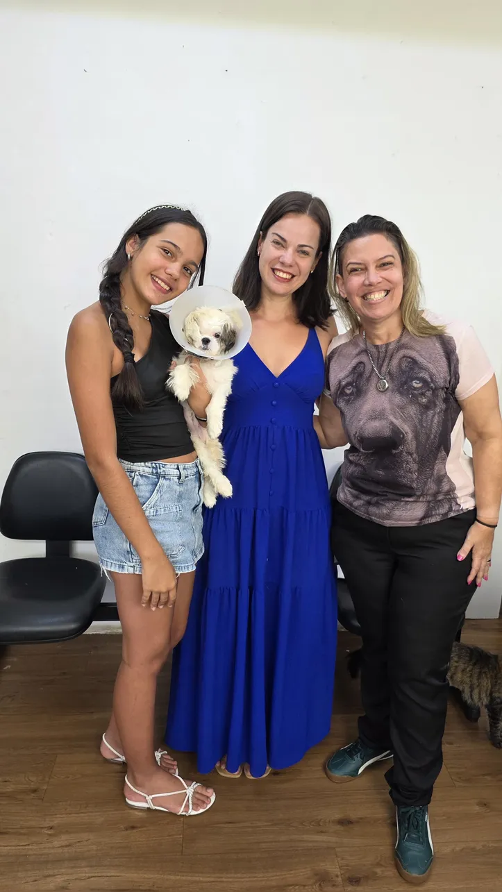 Jacqueline (de azul) ao lado de Patruska e a filha