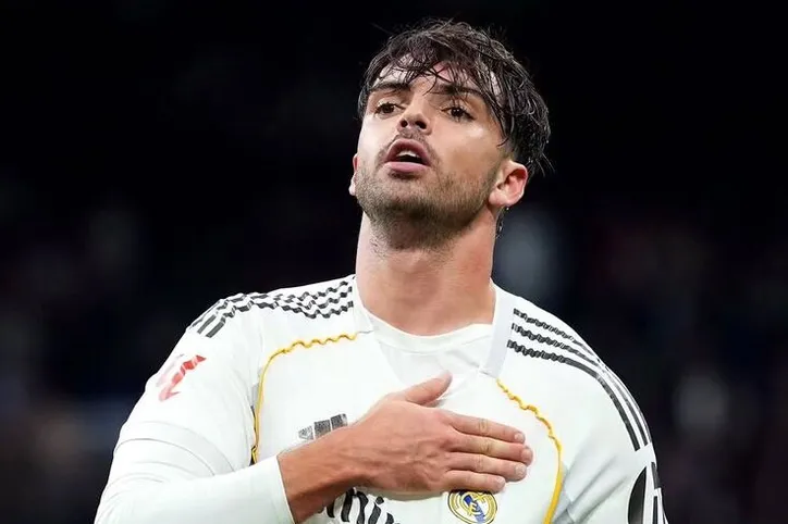 Raúl Asencio pelo Real Madrid