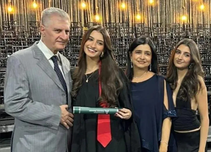 Família reunida para celebrar a conquista de Marcella