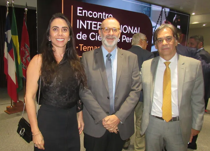 Ministro Sebastião Reis Júnior e o casal Cynara e desembargador Geder Rocha Gomes, diretor-geral da UNICORP